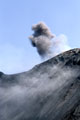 <center>
Observation de l'île-volcan depuis le bateau.<br>
Encore en activité, laissant échapper de larges<br>
panaches de fumée, il n'est pas toujours permis <br>
d'en faire l'ascension. Sur ses flancs abrupts,<br>
les pierres instables roulent jusqu'à la mer. stromboli, volcan, eoliennes. 